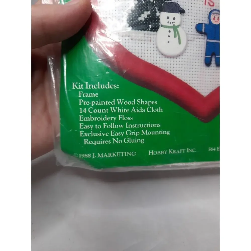 1988 Hobby Kraft Christmas Counted Cross Stitch Kit w/Heart Shaped Frame